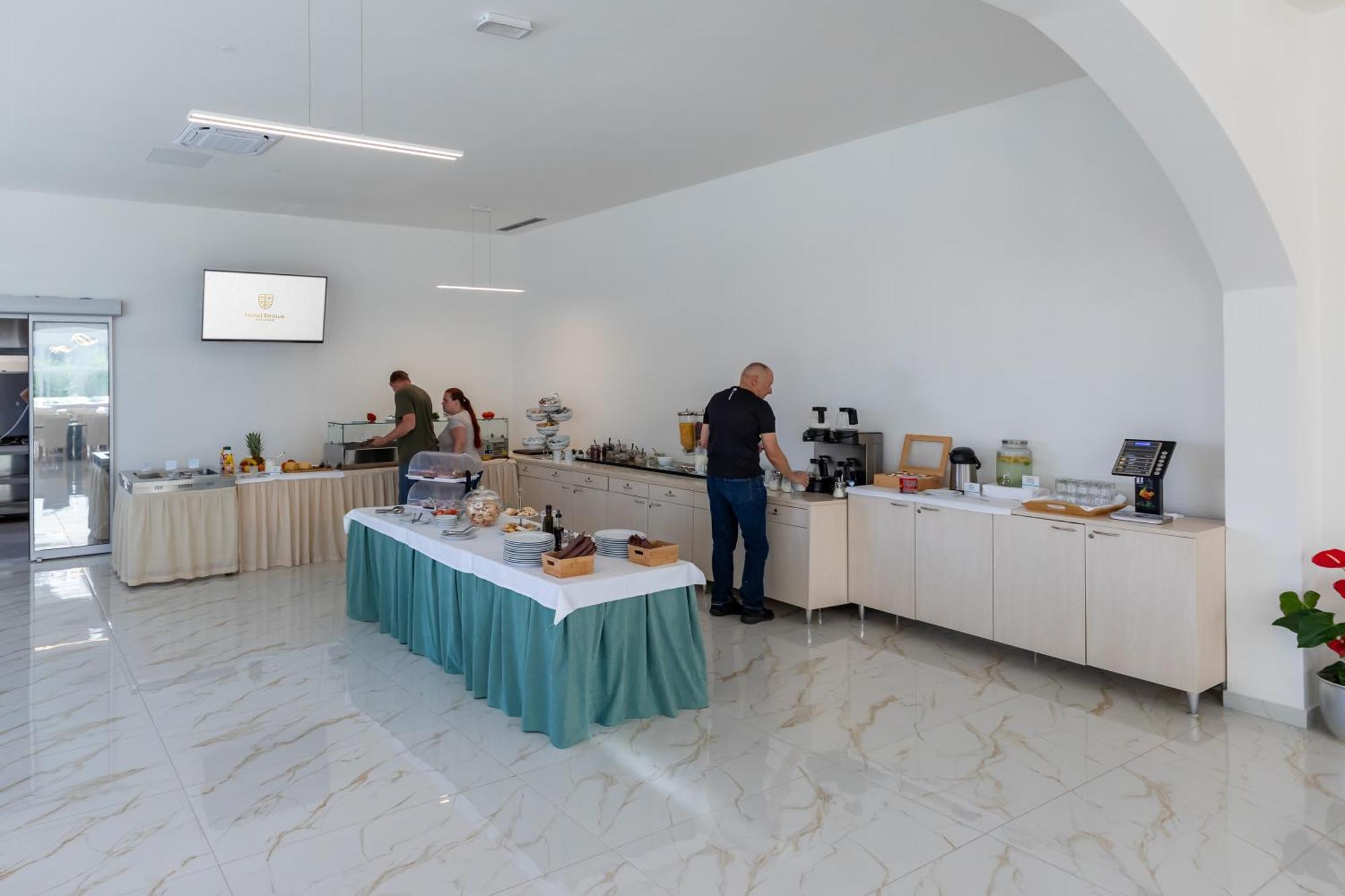 Hotel Emaus Novigrad  ภายนอก รูปภาพ