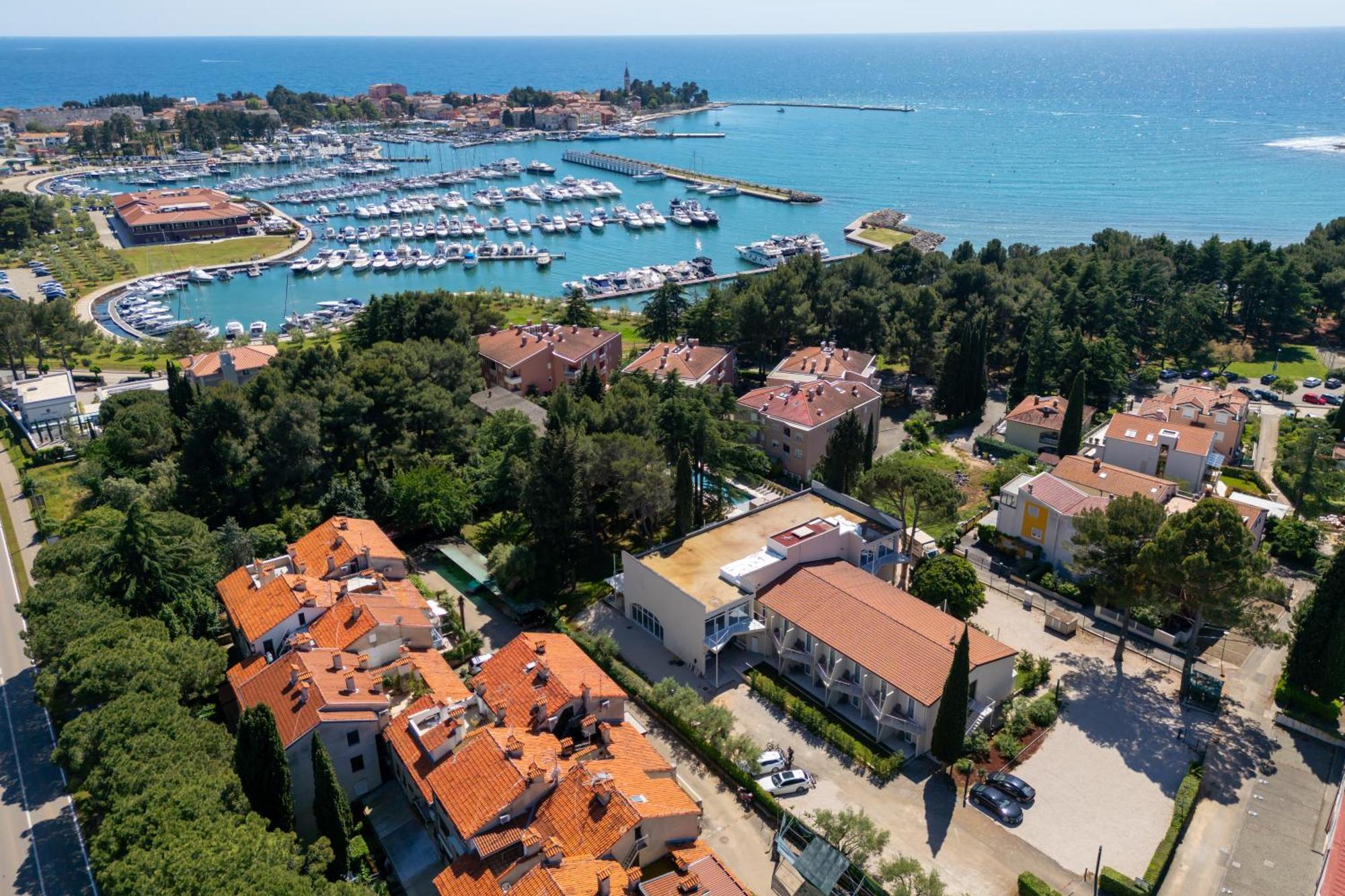 Hotel Emaus Novigrad  ภายนอก รูปภาพ