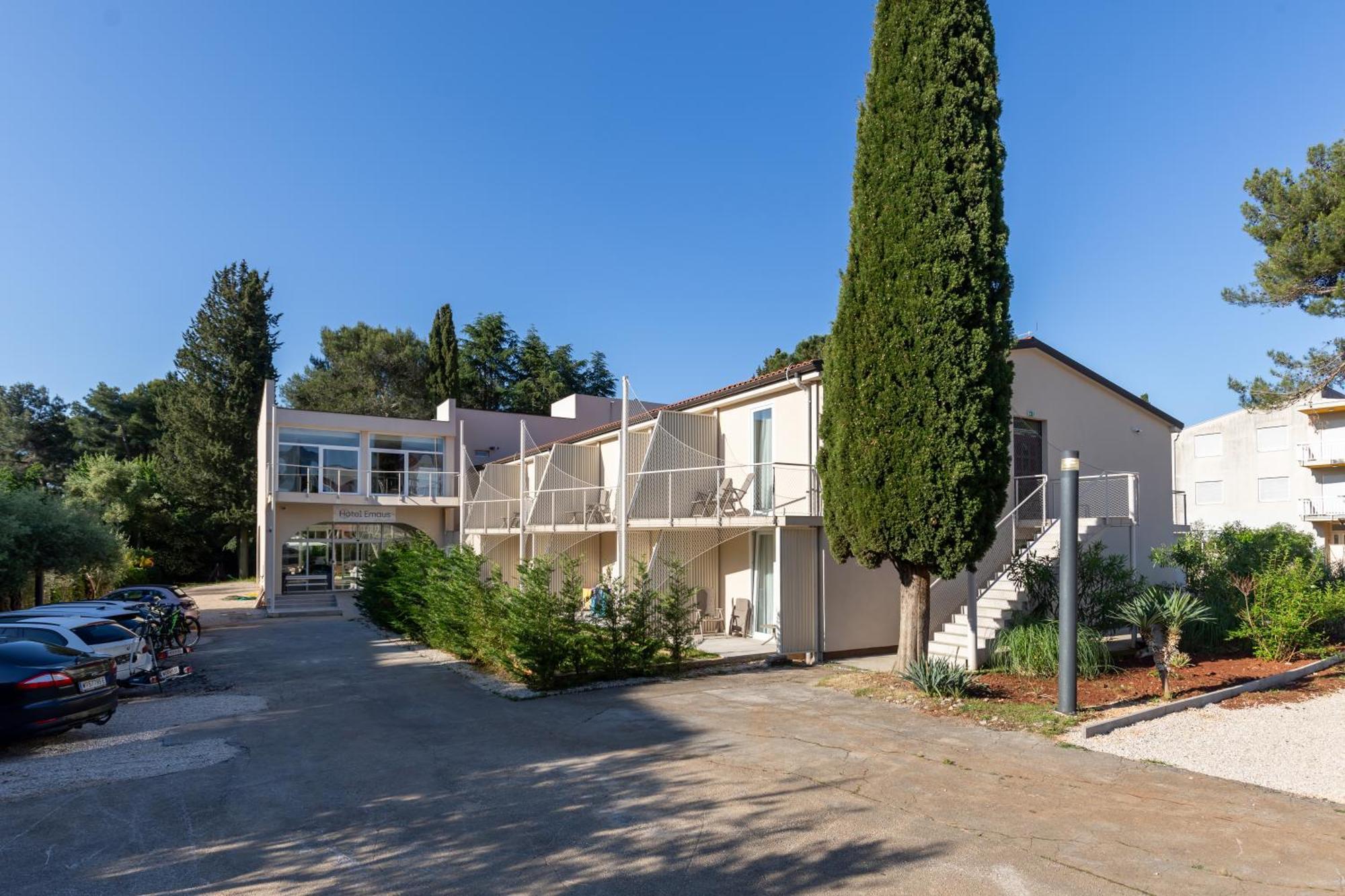 Hotel Emaus Novigrad  ภายนอก รูปภาพ